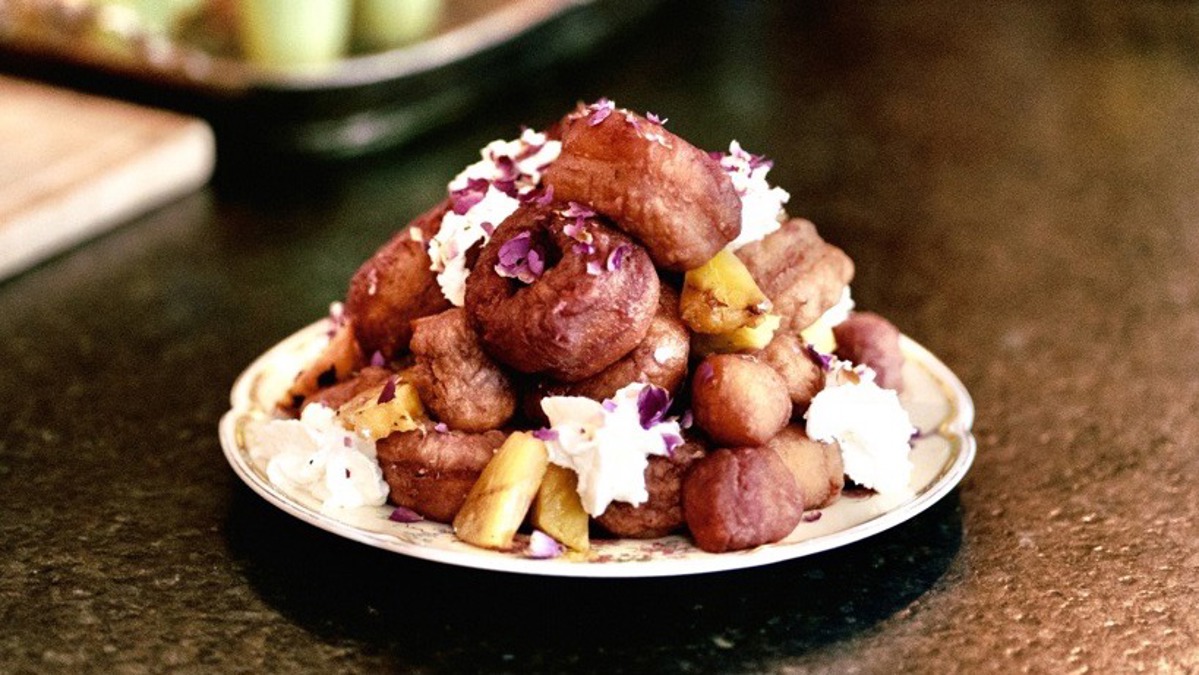 Beignes de Saint-Esprit au sirop d'hibiscus | Cuisinez | Télé-Québec Beignes de Saint-Esprit au sirop d'hibiscus | Cuisinez | Télé-Québec